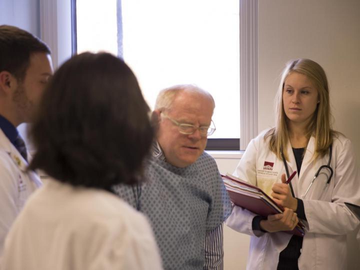 ACPHS 医学预科 Students with Patient